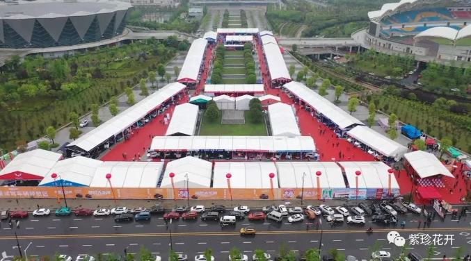 快來看！??！??邵陽車展上開來了一輛造型獨(dú)特的電車