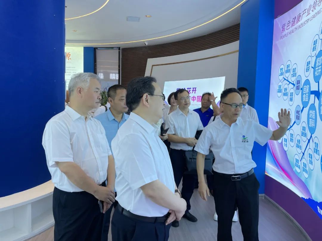 湖南省中醫(yī)藥研究院葛金文院長和邵陽市各級領(lǐng)導(dǎo)專家蒞臨天香生物產(chǎn)業(yè)園考察指導(dǎo)