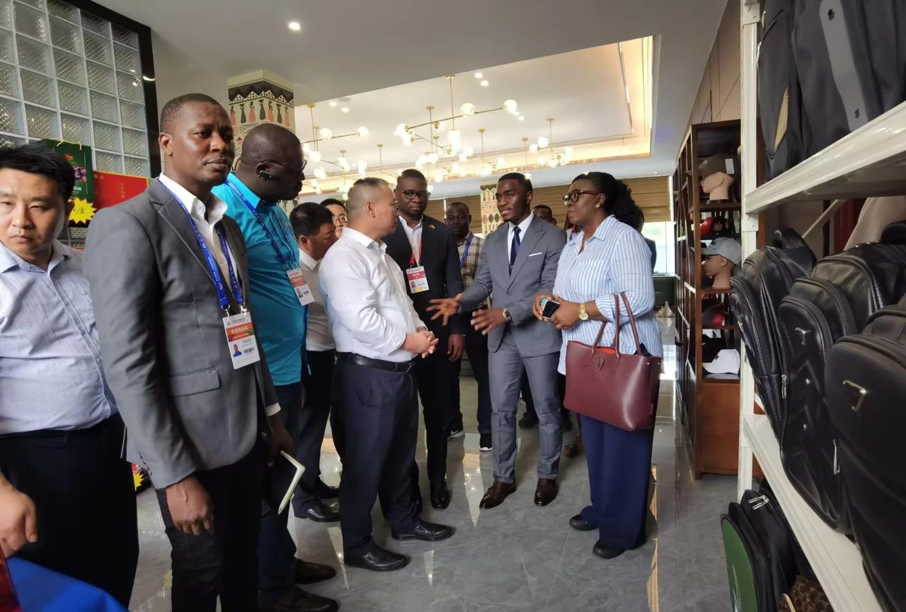 邵陽紅出貨倉參加“第三屆中非經(jīng)貿(mào)博覽會”并與非洲貝寧代表團(tuán)交流合作