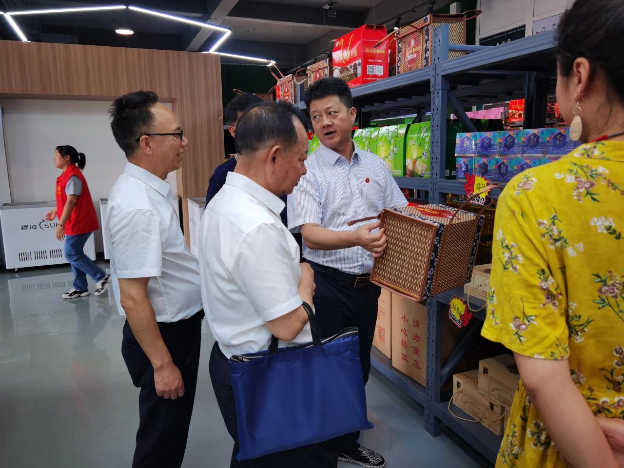 市人大羅早林主任陪同農(nóng)業(yè)農(nóng)村部鄉(xiāng)村振興專家一行到邵陽(yáng)紅出貨倉(cāng)-天香生物產(chǎn)業(yè)園考察指導(dǎo)